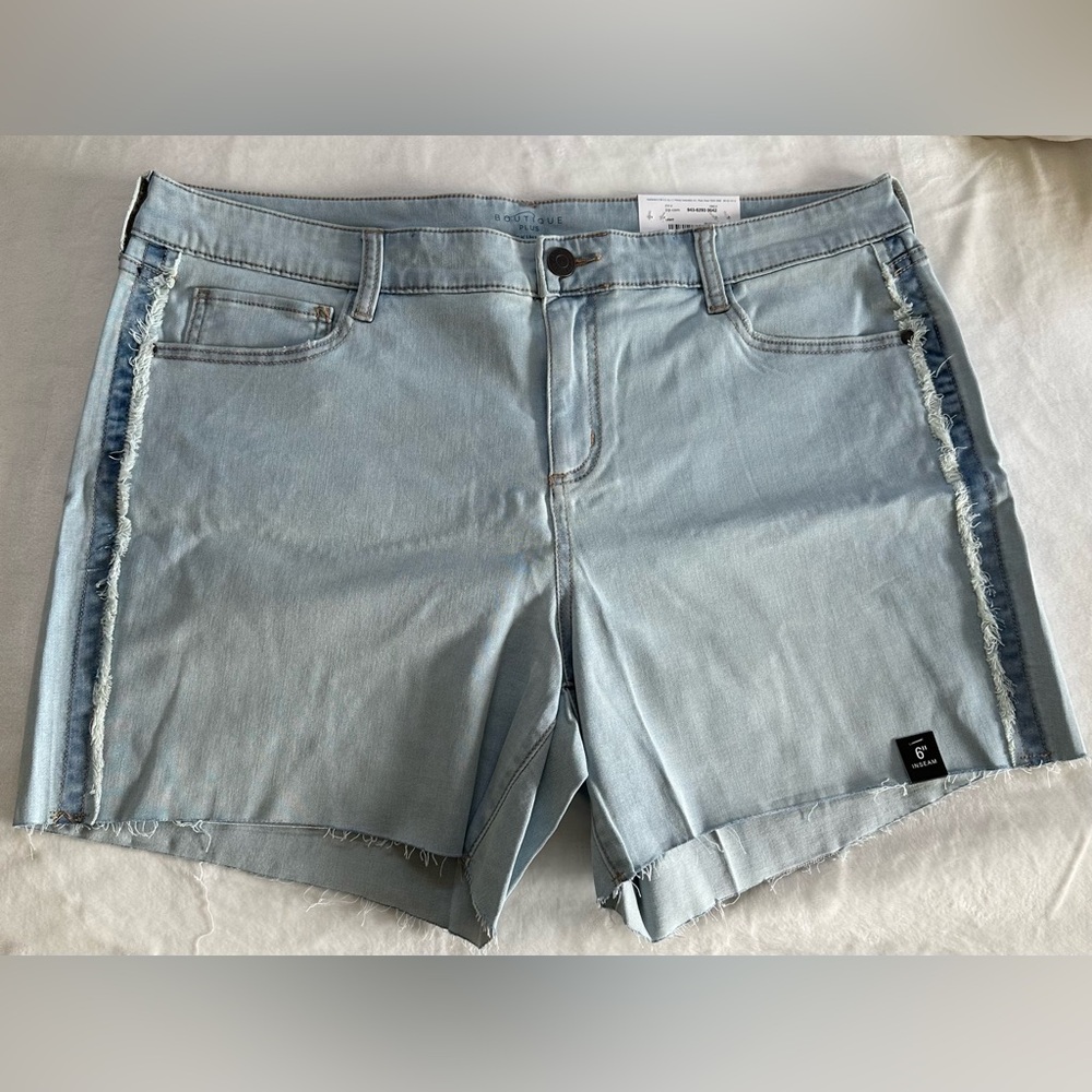 Women’s Boutique Plus 6” Inseam Light Wash Denim Shorts Size 20W Summer